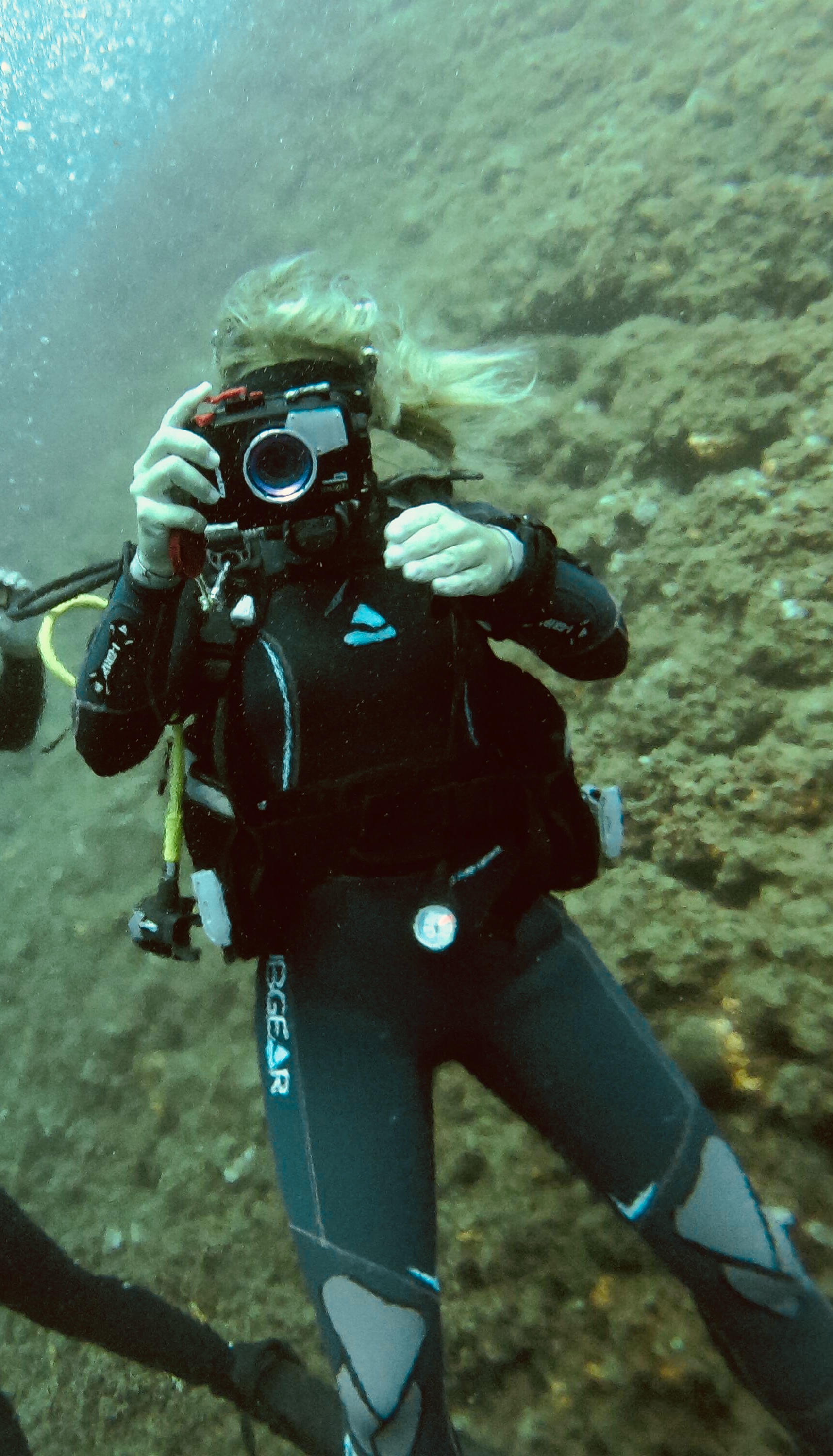 Diving with underwater camera
